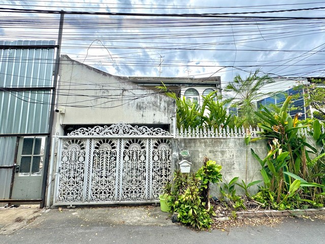 โอกาสทองในการครอบครองบ้านทำเลใจกลางสุขุมวิท!บ้านเอกมัย 22 ที่ตอบโจทย์ทั้งอยู่อาศัยและทำธุรกิจจุดขายทำเลศักยภาพในเอกมัย 22เหมาะทั้งอยู่อาศัยและทำสำนักงาน/ธุรกิจเดินทางสะดวก ใกล้ BTS และสิ่งอำนวยความสะดวกครบรายละเอียดทรัพย์บ้าน 2 ชั้นเนื้อที่ 42.5 ตร.วา (ประมาณ 170 ตร.ม.)ติดตั้ง Solar cell ประหยัดพลังงาน3 นอน 2 น้ำสถานที่ใกล้เคียงBTS เอกมัยGateway EkamaiMajor Cineplex SukhumvitBangkok Prep International SchoolSamitivej Sukhumvit H