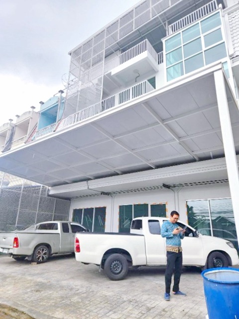 ม.นิด้า 1.3 กม. ใกล้ ให้เช่าอาคาร3คูหา 4.5ชั้น ตีทะลุกัน  75ตร.วา 1,175 ตร.ม.กรุงเทพกรีฑา  5นอน 6น้ำ 4 เลน MRT แยกลำสาลี 800 ม.,