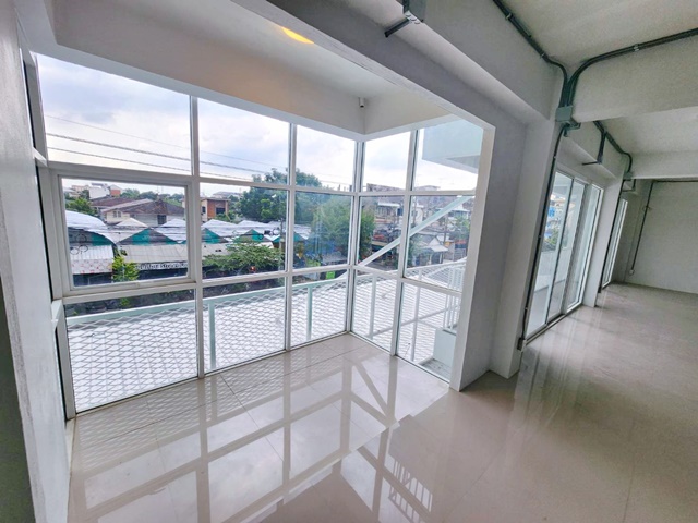 ม.นิด้า 1.3 กม. ใกล้ ให้เช่าอาคาร3คูหา 4.5ชั้น ตีทะลุกัน  75ตร.วา 1,175 ตร.ม.กรุงเทพกรีฑา  5นอน 6น้ำ 4 เลน MRT แยกลำสาลี 800 ม.,