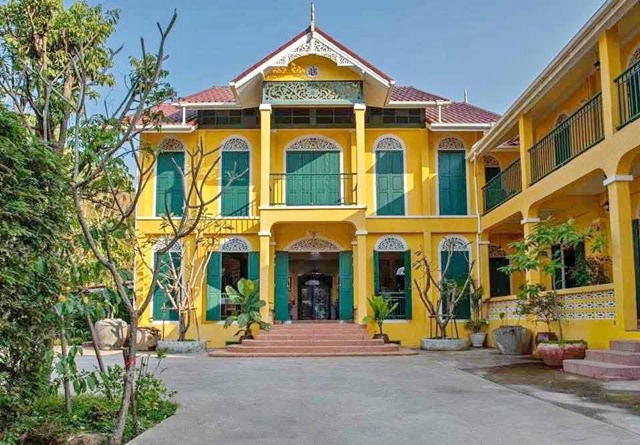 สนามบินเชียงใหม่5.16กม. พืชสวนโลก 3.3 กม. AIR BNB ให้เช่าคาเฟ่อาคารโดดเด่น 450 ตร.ม. 250ตร.วา.  6 นอน 6 น้ำ   ถ.รอบเมืองเชียงใหม่ 