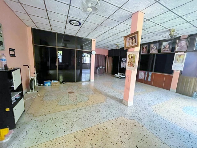 เทศบาลสวนหลวง 1.8 กม.ให้เช่าบ้าน โกดัง 2 ชั้น พุทธสาคร เศรษฐกิจ ลานจอดรถ 500 ตร.ม. 255 ตร.วา. 5 นอน 6 น้ำ กระทุ่มแบน