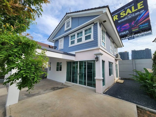  ให้เช่าบ้าน  หลังห้างเมกกะ เดินทางสะดวก  ออกถนนเส้นหลักได้หลายทาง ใกล้โรงเรียนนานาชาติคอนคอร์เดียน