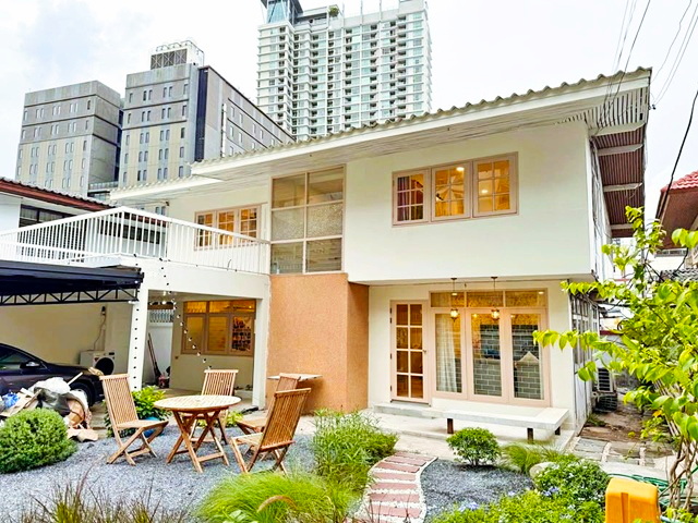 ให้เช่าบ้านใหม่เอี่ยมสุดหรู 2 ชั้น4นอน ประชาราษฎร์บำเพ็ญ คฤหาสน์  112ตร.วา. 352ตร.ม.  MRTห้วยขวาง 900ม. รีโนเวทใหม่  จัดเต็มเฟอร์ฯ  2 น้ำ 