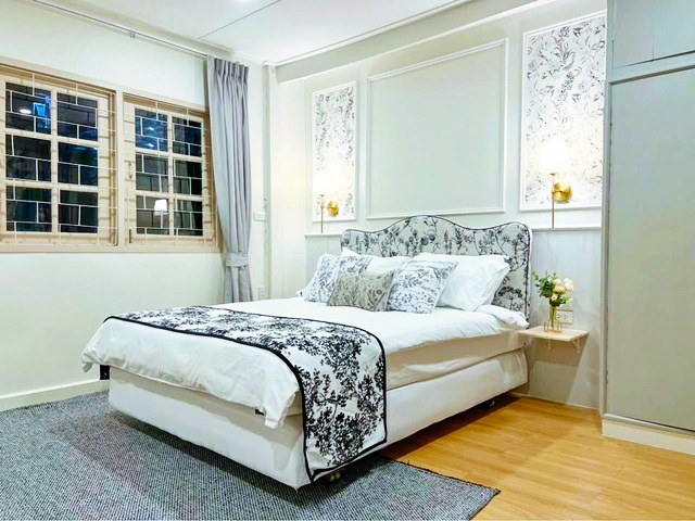 ประชาราษฎร์บำเพ็ญ4นอน  คฤหาสน์ ให้เช่าบ้านใหม่เอี่ยมสุดหรู 2 ชั้น 112ตร.วา. 352ตร.ม.  MRTห้วยขวาง 900ม. รีโนเวทใหม่  จัดเต็มเฟอร์ฯ  2 น้ำ