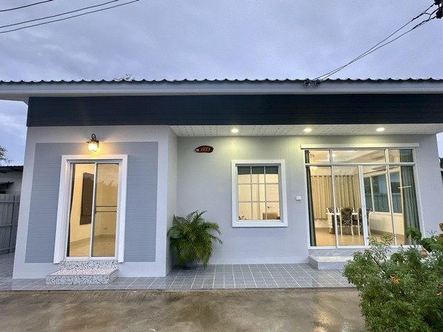 ขายบ้านเดี่ยว 1 ชั้น ขนาด 30 ตารางวา  ตำบลทุ่งครุ อำเภอทุ่งครุ กรุงเทพที่ตั้ง: ถ.ประชาอุทิศ 75 ตำบลทุ่งครุ อำเภอทุ่งครุ กรุงเทพขนาดพื้นที่ : 30 ตารางวาพื้นที่ใช้สอย 60 ตาราเมตรรายละเอียดบ้านบ้านเดี่ยว 1 ชั้น ขนาด 30 ตร.วพื้นที่ใช้สอย 60 ตร.ม  หน้ากว้าง 10 เมตร1 ห้องนอน | 1 ห้องน้ำ | 1 ห้องโถงใหญ่ที่จอดรถ 2 คันสิ่งอำนวยความสะดวก : กล้อง CCTV | พื้นที่รอบบ้านด้านข้าง สถานที่ใกล้เคียงใ