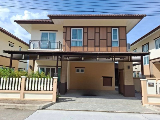 บ้านเดี่ยวให้เช่า 3 ห้องนอน 3 ห้องน้ำ – โครงการแกรนล้านนา มอริเดียน ถ.สันกำแพงสายใหม่ ค่าเช่าเพียง 25,000 บาท/เดือน ทำเลดี เดินทางสะดวก ใกล้โรงเรียนนานาชาติ Unity เพียง 10 นาทีรายละเอียดบ้านบ้านเดี่ยว 2 ชั้น ขนาดที่ดิน 55 ตร.วา3 ห้องนอน  3 ห้องน้ำห้องรับแขกและห้องครัวแยกเป็นสัดส่วนเฟอร์นิเจอร์และเครื่องใช้ไฟฟ้าพร้อมเข้าอยู่ที่จอดรถในบ้านสิ่งอำนวยความสะดวกในโครงการ