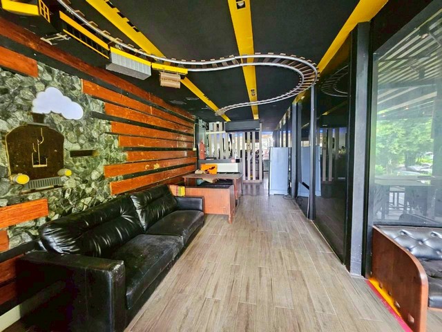 ขายและให้เช่าที่ดินพร้อมสิ่งปลูกสร้างอมตะนครชลบุรี ให้เช่ากิจการร้านอาหารเครื่องดื่มพานทองอมตะ บนที่ดิน  393  ตรว