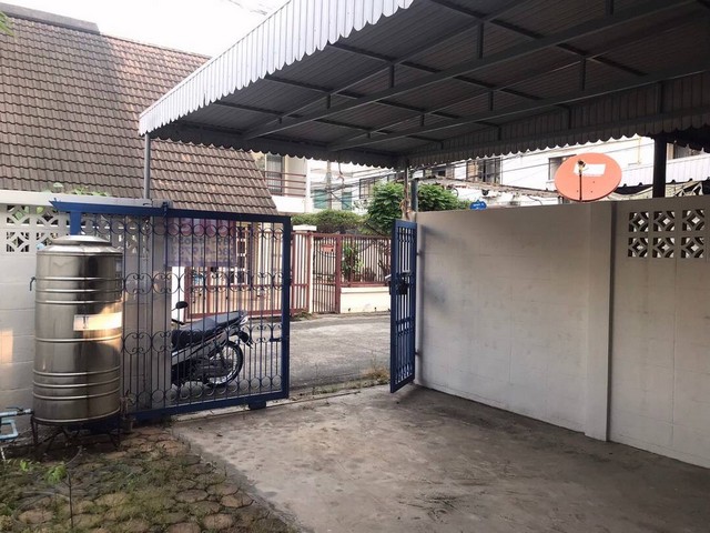 ขายทาวน์เฮ้าส์ 2ชั้น 21ตารางวา  ซ. ลาดพร้าว 33  ใกล้รถไฟฟ้า BTS หมอชิต และ MRT ลาดพร้าว   ZJ180