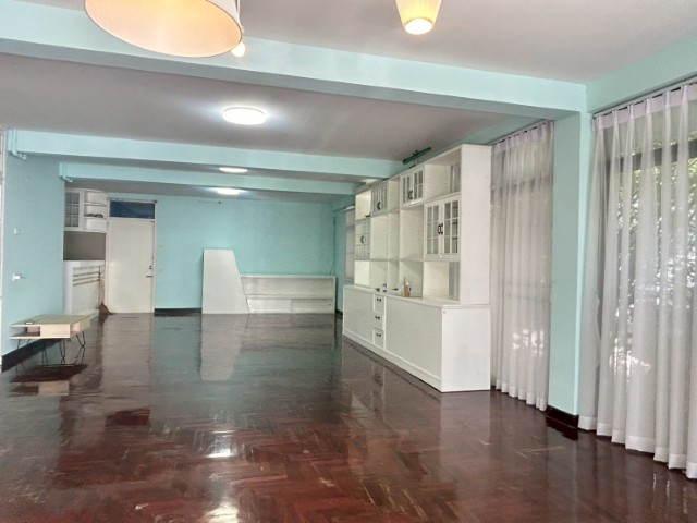 ใหเช่าบ้านเดี่ยว2ชั้น136ตรว300ตร.ม4นอน3น้ำจอดรถ5-6คันใกล้แยกรัชดา-ลาดพร้าวและMRTลาดพร้าวเช่า65,000บาท/เดือนถ.ลาดพร้าว