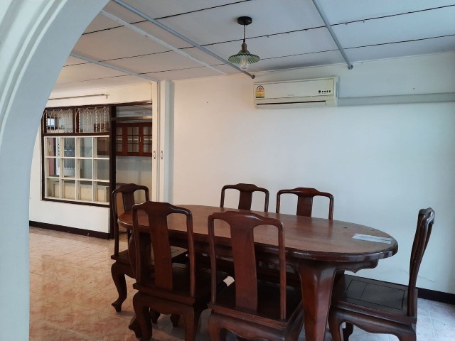 ให้เช่าบ้านเดี่ยว2ชั้น ถนนประชาราษบำเพ็ญ แอร์เฟอร์นิเจอร์ครบ 3ห้องนอน3ห้องน้ำ ราคาเช่าเดือนละ35,000บาทรายละเอียด-มี3ห้องนอน1เก็บของ2ห้องน้ำ-แอร์เฟอร์นิเจอร์ครบ-เนื้อที่50ตารางวา200ตร.ม -จอดรถ 2 คัน****ราราคาเช่าเดือนละ35,000บาท******จดทะเบียนบริษัท40,000บาท****ติดต่อคุณอรัญญา Tel. 094-239-2464, 089-510-3665Line : 0895103665www.LtcPropertythai.comมีบ้านและทาวน์เฮาส์หลายทำเลให้เช่า