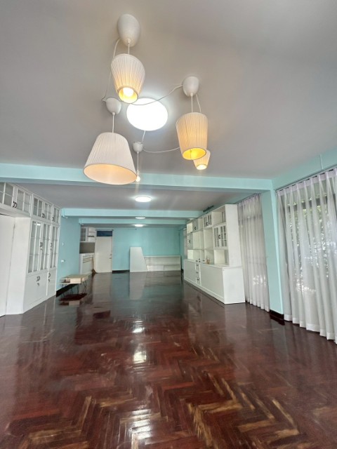 ให้เช่าบ้านเดี่ยว2 ชั้น 136ตรวบริเวณรอบบ้านกว้างขวาง ย่านใจกลางเมือง  ใกล้ แยกรัชดา-ลาดพร้าวรายละเอียด-มี 4 ห้องนอน1 ห้องทำงาน 4 ห้องน้ำ 1 ห้องแม่บ้าน-เนื้อที่ 136 ตารางวา 250 ตารางเมตร-แอร์เฟอร์นิเจอร์บางส่วน-จอดรถได้5-6คัน-จดทะเบียนบริษัทได้-เหมาะทำโฮมออฟิศ สปา คาเฟ่ และสำนักงานอื่น ๆ-ใกล้ Central ลาดพร้าว, Union mall และ MRT ลาดพร้าวเพียง 400 เมตร****ราคาเช่าเดือนละ 65,000บาท *****ติดต่อคุณ