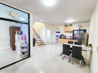 แถมเฟอร์ทั้งหลัง พร้อมอยู่ทันที หมู่บ้านธนารินทร์ ทาวน์โฮมหลังมุม พื้นที่กว้าง 41.6 ตร.ว. ต่อเติมเต็มพื้นที่