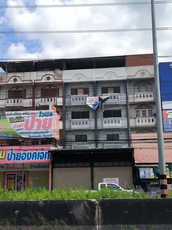 อาคารพาณิชย์ 2 คูหา 4 ชั้นครึ่ง ทำเลทอง ราคาพิเศษ ถนนกว้าง รถเข้า-ออกสะดวก เหมาะทำการค้า-อยู่อาศัย