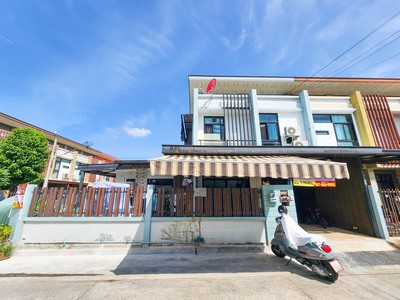 แถมเฟอร์ทั้งหลัง พร้อมอยู่ทันที หมู่บ้านธนารินทร์ ทาวน์โฮมหลังมุม พื้นที่กว้าง 41.6 ตร.ว. ต่อเติมเต็มพื้นที่ 