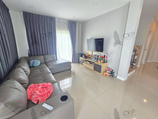 บ้านเดี่ยว เซนโทร ประชาอุทิศ 90 บ้านเยื้องวงเวียน บริเวณกว้างขวางและมีพื้นที่สวนในรั้วบ้าน บรรยากาศร่มรื่น เดินทางสะดวก