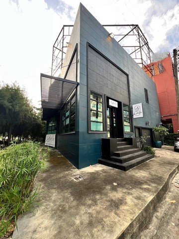  ขายอาคารพาณิชย์ 2ชั้น ทำเลทอง ติดถนนใหญ่พระราม 9 ที่ตั้ง: 78 ซอยพระราม9 59 ถนนพระราม9 สวนหลวง กรุงเทพฯ  รายละเอียดทรัพย์สิน : -อาคารพาณิชย์ 2 ชั้น -พื้นที่ใช้สอย: ประมาณ 350 ตร.ม. -ขนาดที่ดิน: 79 ตร.วา (เฉลี่ยเพียง 250,000 บาท/ตร.วา) -3 ห้องนอน  4 ห้องน้ำ -ห้องรับแขก + พื้นที่รับประทานอาหาร -ครัวไทย -ห้องทำงาน -ห้องแม่บ้านพร้อมห้องน้ำ -ที่จอดรถ 2 คัน ราคาขาย: 22,000,000 บาท จุดเด่นพิเศษ : -ทำเลศักยภา