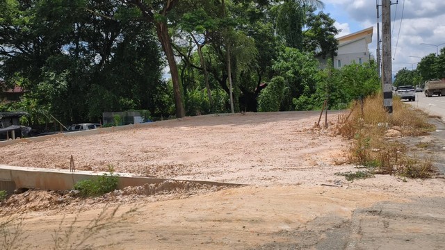 ขายที่ดินถมแล้ว เชียงใหม่ ติดถนนวงแหวนรอบ 2 ขนาด 93.4 ตารางวา หน้ากว้าง 24.7 เมตร ทำเลศักยภาพ เหมาะสร้างโฮมออฟฟิศ อาคารพาณิชย์ หรือเก็บลงทุน ใกล้สนามบินและเซ็นทรัลแอร์พอร์ตรายละเอียดทรัพย์ขนาดที่ดิน: 93.4 ตารางวา (373.6 ตร.ม.)หน้ากว้าง: 24.7 เมตรราคาขาย: 60,000 บาท/ตร.วา ราคารวม: 5,604,000 บาทเอกสารสิทธิ์: โฉนดครุฑแดง พร้อมโอนสภาพที่ดิน: ถมแล้ว พร้อมปลูกสร้างได้ทันทีจุดเด่นของที่ดิน