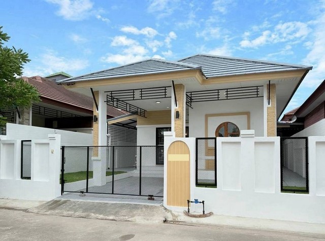 TEL:088-559 5199 คุณเอLine:https://line.me/ti/p/C0eGe0whLXบ้านเดี่ยว รีโนเวทไสตล์มินิมอล อบอุ่น แต่งครบพร้อมอยู่หมู่บ้านในฝัน เฟสพิเศษ3 ศรีราชาราคา 2.69 ลบ. ฟรีค่าโอน , จดจำนอง,และภาษีพื้นที่ 40 ตารางวา2 ห้องนอน  2 ห้องน้ำ  1 ห้องครัว 1 ที่จอดรถ- ใกล้เครือสหพัฒน์,ใกล้ถนนสุขุมวิทไฟแดง 9 กิโล- ใกล้โรงงานไลอ้อน ,ใกล้แหลมฉบัง- มีแถมเฟอร์นิเจอร์ **รอลงเฟอร์นิเจอร์**- แถมผ้าม่านกัน UV ใหม่ทั้งหลัง **รอติดตั้งผ้า