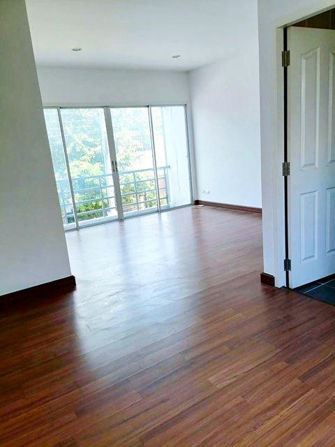 รร.โชคชัยหทัยราษฏร์ 700 ม หทัยราษฎร์2-8 MRT ตลาดมีนบุรี 3.3กม..ให้เช่าทาวน์โฮม 3​ ชั้น 2​ คูหา​ บ้านใหม่ กว้างใหญ่  6​ นอน​ 6​ น้ำ