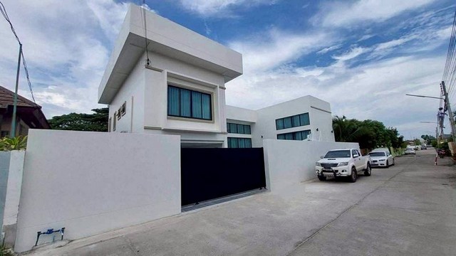 TEL:088-559 5199 คุณเอLine:https://line.me/ti/p/C0eGe0whLXขายพูลวิลล่า Modern Luxury พร้อมธุรกิจรายวันใกล้หาดจอมเทียน เพียง 5 นาที (3 กม.)ราคาขายเพียง 11.99 ล้านบาทค่าใช้จ่ายวันโอน 50/50รายละเอียดทรัพย์เนื้อที่ดิน 100 ตร.ว.พื้นที่ใช้สอย 301 ตร.ม.4 ห้องนอน 4 ห้องน้ำห้องรับแขก + โต๊ะอาหารภายในและภายนอก รองรับ 16–20 ท่านห้องเก็บของใต้บันไดที่จอดรถในบ้าน 3 คัน + ภายนอก 4 คัน- สระว่ายน้ำระบบ Overflow แบบน้ำล้น ขนาด 4×8 ม. ลึก 1.3 ม.- กล้อ