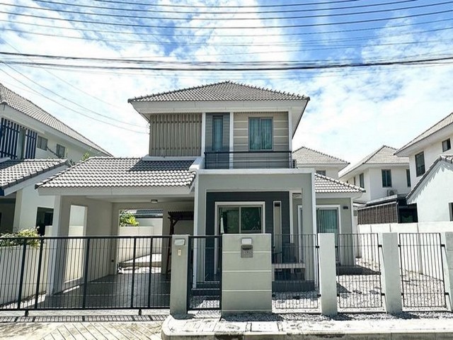 TEL:088-559 5199 คุณเอLine:https://line.me/ti/p/C0eGe0whLXบ้านเดี่ยว 2 ชั้น หน้าสวน แกรนด์วัลเล่ย์ สุขุมวิท-เลี่ยงหนองมน บ้านหน้าสวน พร้อมโซนสวนหินข้างบ้านเช่า: 40,000 บาท/เดือน (สัญญา 1 ปี)มัดจำ 2 เดือน - ล่วงหน้า 1 เดือน)ขาย: 7.5 ล้านบาท (โอน 50/50)เนื้อที่: 68 ตร.วาพื้นที่ใช้สอย: 240 ตร.ม.4 ห้องนอน 3 ห้องน้ำ 2 ที่จอดรถสิ่งอำนวยความสะดวก:- ระบบความปลอดภัย 24 ชม.- สโมสร ฟิตเนส และสระว่ายน้ำในหมู่บ้าน- สวนสาธารณะและพื้นที่