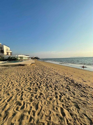 LVPU4300 ขาย ที่ดินพัทยา นาจอมเทียน อยู่ติดโรงแรมวิรันดา พัทยา ใกล้หาดจอมเทียนราคาขาย : 990 ล้านบาท ที่ตั้ง : ถนนเลียบหาดจอมเทียน ต.นาเกลือ อ.บางละมุง จ.ชลบุรีรายละเอียด :- 8-3-25 ไร่ เกือบ 9 ไร่- รวม 7 โฉนด - ด้านหน้าติดทะเล- ด้านหลังติดถนนออกสู่- ถนนสุขุมวิทสาย3สถานที่สำคัญใกล้เคียง :- โรงแรมวิรันดา พัทยา- หาดจอมเทียน- เซ็นทรัล เฟสติวัล พัทยา บีช- สวนสมเด็จพระนางเจ้าสิริกิติ์- Tops