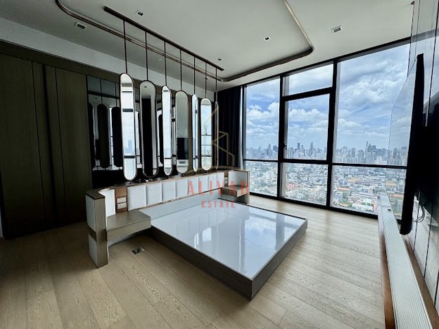 RC091125 Condo for rent 3 bedrooms The Monument Thonglor with Private Liftsค่าเช่า 400,000 บาท/เดือนรายละเอียด :- Size 260 sqm- 3 beds 4 baths- Floor 37 (total 45 floors)- Private Lifts- 2 car parkingsสิ่งอำนวยความสะดวก : Swimming Pool With Kids’ pool / Garden Area 1,000 sq.m.- Fitness Room / Multi Purpose Area / Yoga Room / Dogs’ Parkสถานที่สำคัญใกล้เคียง : Big C  เอกมัย / Park Lane / Foodland / Tops- รร.นานาชาติเอกมัย / รพ.คามิลเลียน / รพ.สมิติเวช- EmQuatier / EmporiumLocation : ซอยสุขุมวิท 55 (ทองหล่อ) แขวงคลองตันเหนือ เขตวัฒนา กทม. 10110Contact Line: @alivar  click https://line.me/R/ti/p/@180acmsuCALL     : 086-394-2897Email : alivarestate@gmail.comWechat  : alivar2442A LIVAR E