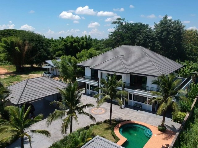 ขายบ้านพูลวิลล่า2ชั้น 440ตรว. 5นอน6น้ำ ลดเหลือ 19ลบ. ฟรีโอน สระว่ายน้ำ ใกล้เทศบาลแม่โจ้ ต.หนองหาร อ.สันทราย เชียงใหม่บ้านเดี่ยว 2ชั้น เนื้อที่ดิน 440 ตร.ว. , เนื้อที่บ้าน 505 ตร.ม.พิกัด ซอยอิสระ ใกล้เทศบาลเมืองแม่โจ้ ต.หนองหาร อ.สันทราย เชียงใหม่- ขายลดราคาเหลือ 19 ล้านบาท (19,000,000 บาท) ฟรีโอน5 ห้องนอน 6 ห้องน้ำ (2 จาคุซี่)ห้องนั่งเล่น , ห้องครัวไทย , ครัวฝรั่งห้องทำงาน ใช้ไฟฟ้าจากโซล่