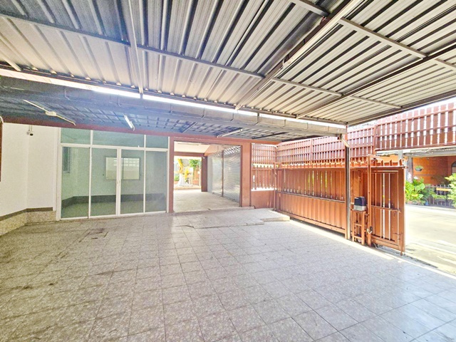 ให้เช่าบ้านกว้าง รามอินทรา 113–119 เขตมีนบุรี  74ตร.วา 274 ตร.ม. 3นอน  ทำเลใกล้ MRTบางชัน 800 ม.  ถนนรามอินทรา กาญจนาภิเษก Motorway 