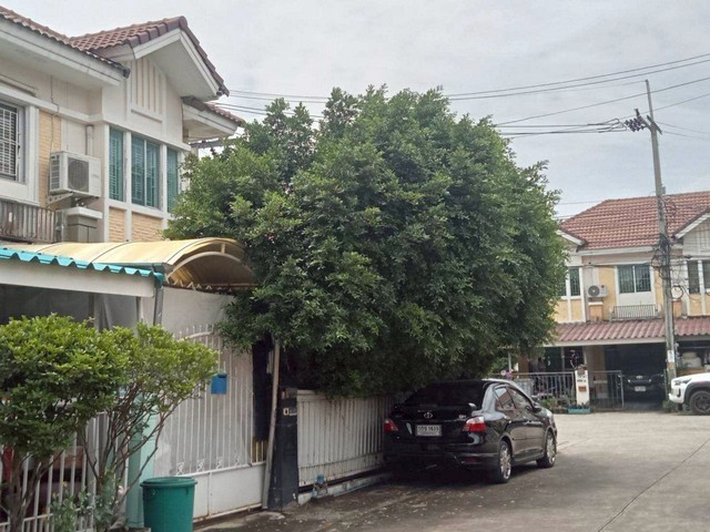 ทาวน์เฮ้าส์ทำเลดีใจกลางนนทบุรี หมู่บ้านพฤกษาวิลล์ 22 ราชพฤกษ์ -พระราม 5-2*** ราคาเพียง 2,300,000 บาท ***รายละเอียดบ้าน- ทาวน์เฮ้าส์ 2 ชั้น - บนเนื้อที่ 32.1 ตร.วา - พื้นที่ใช้สอย 120 ตร.ม.- 3 ห้องนอน / 2 ห้องน้ำ- 1 ห้องนั่งเล่นกว้างขวาง- ต่อเติมเพิ่มห้องอเนกประสงค์ ใช้เป็นห้องทำงานหรือฟิตเนสได้- ห้องครัวพร้อมเคาน์เตอร์ / ลานซักล้างเป็นสัดส่วน- แอร์ 5 เครื่อง + แท้งค์น้ำ + ปั๊มน้ำ- ต่อเติมเ