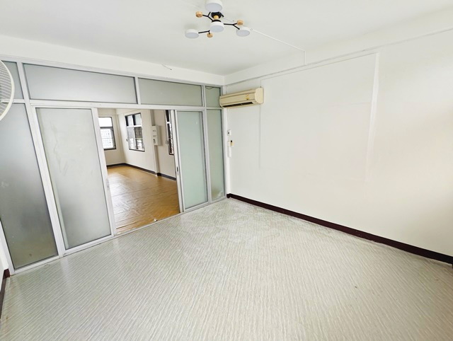 ให้เช่าทาวน์โฮม 4 ชั้น รีโนเวทใหม่ รร.นานาชาตินอินเวนท์ 1.1 กม. โทนสีขาว-สีน้ำตาล แนวคลาสสิค ใจกลางเมือง ย่านสาทร เหมาะสำหรับพักอาศัย