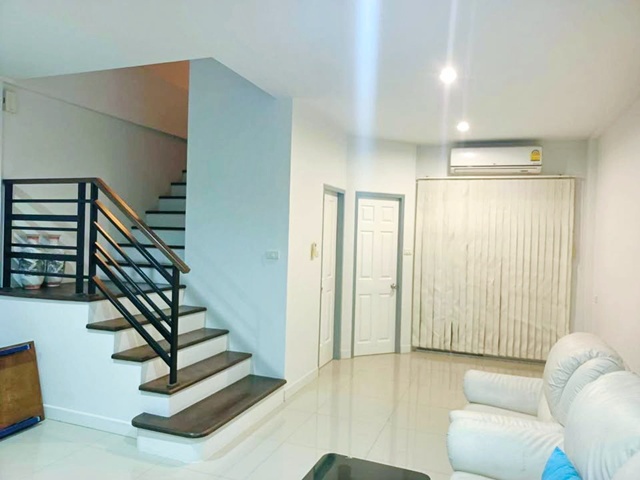 ตรงข้าม เพชรเกษม 81 โฮมโปร เพชรเกษม 1.3 กม. ให้เช่าโฮมออฟฟิศ  3ชั้น 22ตร.วา. ตลาดหนองแขม 328 ม. 242 ตร.ม. ม.ธนบุรี 1.4 กม. 3นอน