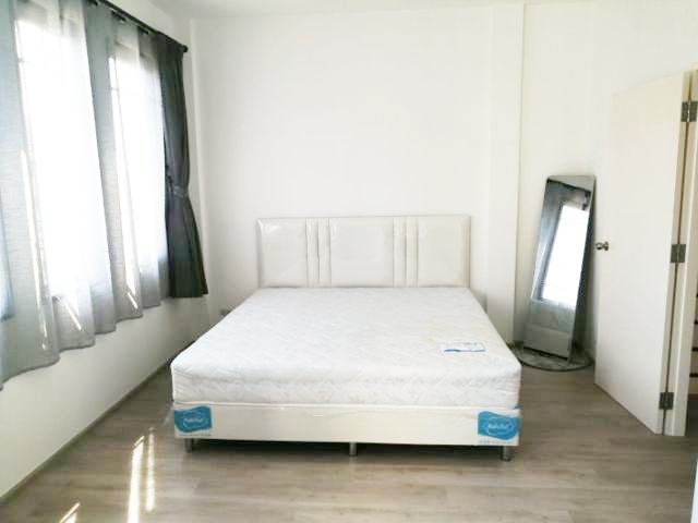 ให้เช่า ทาวน์โฮม 2 ชั้น 3 นอน 2 น้ำ หมู่บ้านชวนชื่นทาวน์วิลเลจบางนาตราด กม.29 ใกล้ MEGA, IKEA, Central บางนาที่ตั้ง : ซอยเกียรติพิพัฒน์ธานี (บางนา-ตราด กม.29.5) ถ.บางนา-ตราด กม.29.5 ต.บ้านระกาศ อ.บางบ่อ จ.สมุทรปราการ• ทาวน์โฮม 2 ชั้น• 3 นอน 2 น้ำ • เนื้อที่ 29.3 ตรว• พร้อมเฟอร์นิเจอร์• ใกล้ MEGA, IKEA, Central บางนา**ราคาเช่า  12,000 บาท/ เดือน**  สัญญาขั้นต่ำ 1 ปี  เงินประกัน 2 เดือน ล่วงหน้า 1 เดือนสถานที่ใกล้เคียง• MEGA 