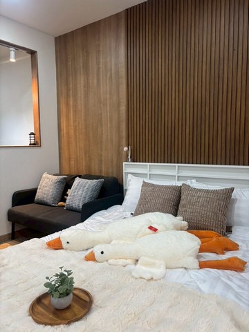 ขายคอนโด ศรีอนันต์ คอนโด ตึก A ชั้น 2 – ทำเลทอง ใกล้รวมโชค & รพ.เทพปัญญา รายละเอียดทรัพย์พื้นที่ใช้สอย 31.06 ตร.ม.ห้องสวย ตกแต่งพร้อมอยู่บรรยากาศเงียบสงบ เหมาะทั้งอยู่เองและลงทุนปล่อยเช่า ที่ตั้ง ถนนเชียงใหม่–แม่โจ้ ตำบลฟ้าฮ่าม อำเภอเมืองเชียงใหม่ จังหวัดเชียงใหม่ 50000 สถานที่ใกล้เคียงรพ.เทพปัญญา – 5 นาทีศูนย์การค้ารวมโชคมอลล์ – 7 นาทีCentral Festival เชียงใหม่ – 10 นาทีมหาว