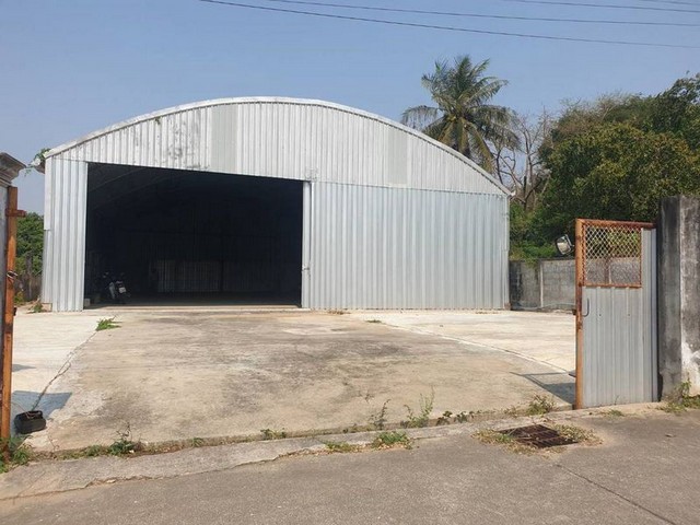 TEL:088-559 5199 คุณเอLine:https://line.me/ti/p/C0eGe0whLXให้เช่าโกดัง ศรีราชา ทำเลดี ใกล้สุขุมวิท เหมาะเก็บสินค้าราคาเช่าเพียง 45,000 บาท/เดือนรายละเอียดประกาศทำเล : ศรีราชา (ใกล้สุขุมวิท เดินทางสะดวก)เหมาะสำหรับ : คลังเก็บสินค้า / ศูนย์กระจายสินค้า / ที่พักสินค้าพื้นที่ใช้สอย : 380 ตร.ม. (ขนาด 16×24 ม.)เนื้อที่ดิน : 200 ตร.ว.ภายในโกดังมี : 1 ห้องน้ำ- มีพื้นที่หน้าบริเวณสำหรับจอดรถ / ขนถ่ายสินค้า- ทำเลดี ห่างจา