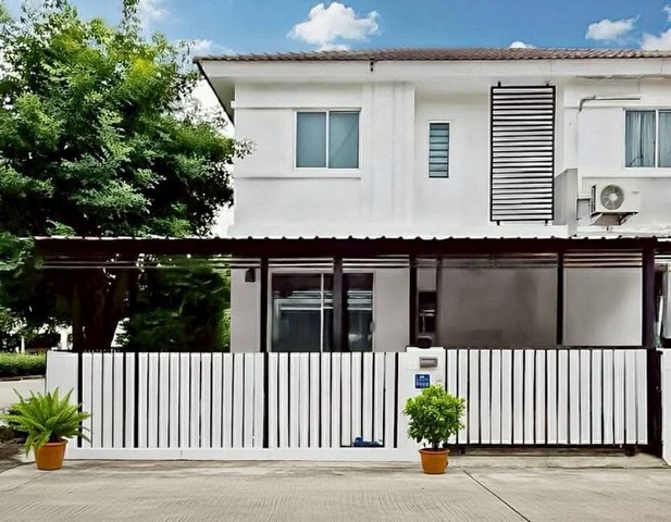 เช่า ทาวน์โฮม   พิกัด เขาน้อย   ทาวโฮม 2 ชั้น   หลังมุม มีพื้นที่สนามหญ้าข้างบ้าน