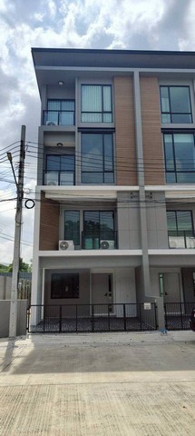ขายและให้เช่าทาวน์โฮม 3.5 ชั้น หมู่บ้าน พรีเมียม เพลส พหลโยธิน-รามอินทรา ขนาด 29.5 ตรว. 4 นอน 3 น้ำ พร้อมอยู่ ใกล้รถไฟฟ้า BTS สถานีสายหยุด