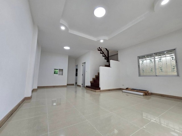 ขายถูกบ้านเดี่ยว 2 ชั้น หมู่บ้าน บ้านพล วัชรพล  Ban Phon Watcharaphon  ขนาด 30 ตรว.  4 นอน 3 น้ำ บ้านสวย บ้านเปล่า ใกล้แฟชั่นไอส์แลนด์