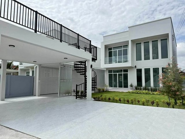 ขายบ้านเดี่ยวโมเดิร์นหรู 2 ชั้น – สันทราย เชียงใหม่บ้านดีไซน์รูปตัว L พร้อมสวนกลางบ้าน ให้ความเป็นส่วนตัวและบรรยากาศร่มรื่นที่ดิน 110 ตร.วาพื้นที่ใช้สอยกว่า 290 ตร.ม.4 ห้องนอน  5 ห้องน้ำจอดรถได้ 2–4 คันครัวบิวท์อิน + ฮูดดูดควันห้องนั่งเล่นและโถงกว้างโปร่งโล่ง ของแถมพิเศษ: ฟรีโอน, มุ้งลวด, ปั๊มน้ำ-ถังน้ำ, ปูกระเบื้องรอบบ้าน, สนามหญ้า ทำเลศักยภาพCentral Festival เพียง 10 นาทีกาดร