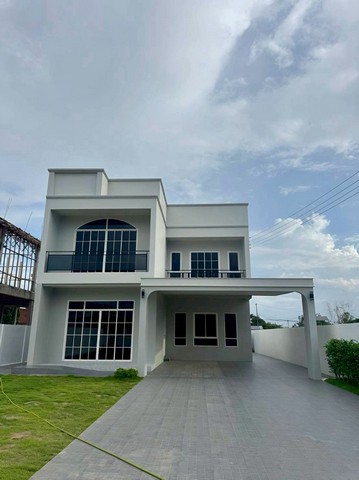 ขายบ้านเดี่ยวสร้างใหม่ สันทราย เชียงใหม่เนื้อที่ดิน 110 ตร.ว.  พื้นที่ใช้สอย 226 ตร.ม. 4 ห้องนอน 4 ห้องน้ำมาสเตอร์เบดรูม 1 ห้องห้องน้ำในตัว 2 ห้องห้องน้ำรับแขกชั้นล่าง 1 ห้อง ห้องรับแขกใหญ่ + โถง Step Zone กว้างโปร่ง ห้องเก็บของ 1 ห้อง บ้านหันหน้าทางทิศเหนือ อากาศถ่ายเทดี อยู่สบาย ราคาเพียง 5.59 ล้านบาท ฟรีของแถมค่าโอนปูสนามหญ้า + ต้นไม้จัดสวนปูกระเบื้องรอบบ้านเคาน์เตอร์ครัว 