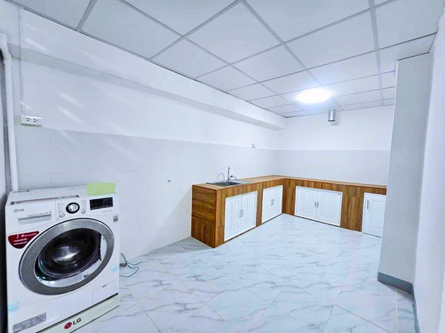 ปรับปรุงใหม่ 18ตร.วา.รัชดาภิเษก3-6ปีมีครั้ง MRTห้วยขวาง 745ม. ให้เช่าทาวน์เฮ้าส์ 2 ชั้น 145ตร.ม.  3 นอน 2 น้ำ ตประชาราษฏร์บำเพ็ญ