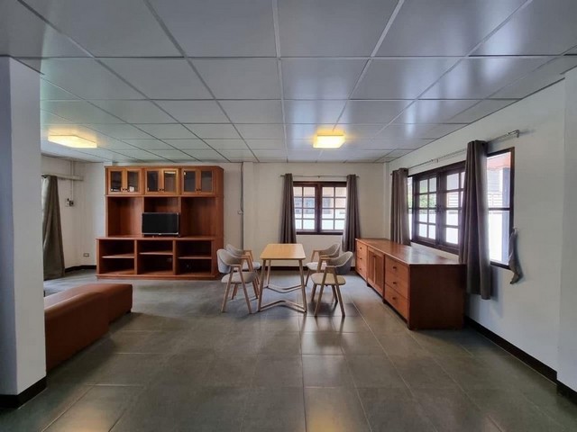 ให้เช่าบ้าน หมู่บ้านมณียา  รัตนาธิเบศร์   (ใกล้ MRT ไทรม้า)พื้นที่ 64 ตร.วา3 ห้องนอน 2 ห้องน้ำ  (ไม่รวมห้องแม่บ้านและห้องน้ำต่างหาก) ห้องรับแขก 1 ห้องใหญ่ ห้องครัว เตียงนอน ทุกห้องโต๊ะทำงาน สำหรับ Master Bedroom Smart TVไมโครเวฟ ตู้เย็น Harier เครื่องทำน้ำอุ่นสิ่งอำนวยความสะอาด และ ระบบสาธารณะ- ระบบรักษาความปลอดภัย- CCTV - ฟิตเนส- สระว่ายน้ำค่าเช่าเดือนละ 27,000 บาท ล่วงหน้า1 ประกัน 2 สัญญาเช่า 1