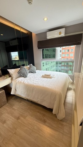 ราคาพิเศษ! คอนโดแต่งครบ ใกล้ Airport Link รามคำแหง เพียง 250 เมตร พลัมคอนโด รามคำแหง สเตชั่น ห้องใหม่ มือ 1 สภาพนางฟ้า ไม่เคยปล่อยเช่า ราคาเพียง 2.55 ล้านบาท (ค่าโอนคนละครึ่ง) จุดเด่นที่ไม่ควรพลาด 1 ห้องนอน 1 ห้องน้ำ ขนาด 27 ตร.ม. กั้นห้องเป็นสัดส่วน ชั้นสูง วิวสวย มุมเมือง โล่งโปร่ง สบายตา (ชั้น 18-19 จาก 33 ชั้น) Fully Furnished จัดเต็ม! พร้อมเข้าอยู่ทันที • Built-in หรูหรา • แอร์ 2 ตัว • เครื่องซักผ้า • 