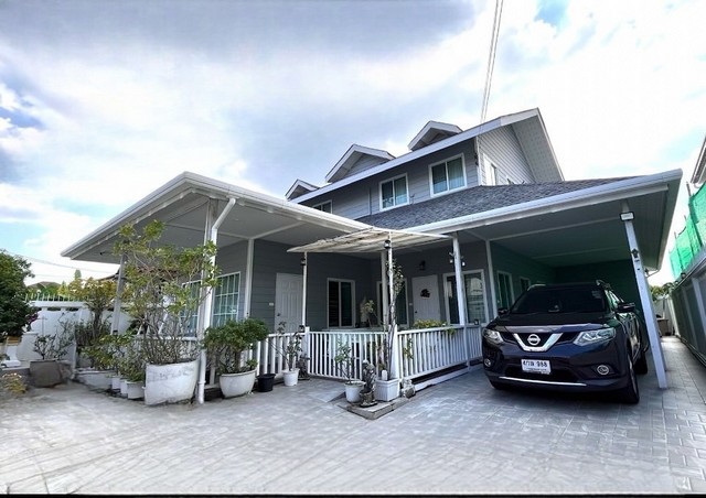  ขายบ้านเดี่ยวหรู สวยสภาพนางฟ้า ประชาชื่น ซอย 6 (ซอยโชติสหาย) เจ้าของดูแลดีมาก  บ้านหลังใหญ่ บรรยากาศอบอุ่น พร้อมเข้าอยู่ได้ทันที ทำเลดี เดินทางสะดวก ใกล้ประชาชื่นรายละเอียดตัวบ้าน • ขนาดที่ดิน 81 ตร.วา อายุบ้านเพียง 4 ปี • โครงสร้างแข็งแรง บ้านโครงสร้างเหล็ก • 4 ห้องนอน | 4 ห้องน้ำ | 1 ห้องทำงาน • ครัวไทยแยกด้านหลัง + ห้องเก็บของ 2 ห้อง (ชั้นบน/ล่าง) • ที่จอดรถในบ้านได