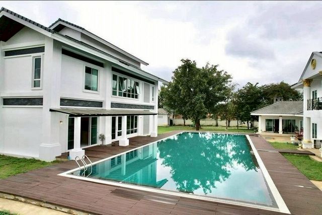 พูลวิลล่าหรูให้เช่า 120,000 บาท/เดือน #โซนสารภี ที่ดินกว่า 5 ไร่ • พื้นที่ใช้สอยกว้างขวาง ทำเลดี เดินทางสะดวก #รับสัตว์เลี้ยง