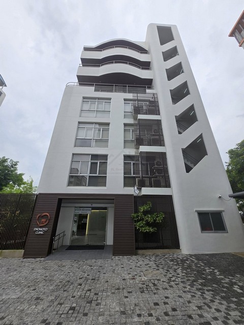 ขายสำนักงาน 8 ชั้น + ดาดฟ้า มีลิฟท์ ขนาด 1,000 ตรม. ซอยศรีนคริทร์ 40 ตรงข้ามซีคอน ใกล้รถไฟฟ้าสายสีเหลือง 