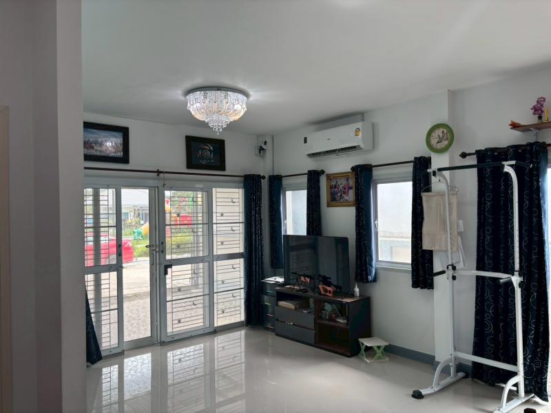 ขายบ้านแฝดชั้นเดียว หมู่บ้านมีสุข  ขนาด 44 ตรว.  ห่างถนนอดิเรกสาร เพียง 500 เมตร  ตำบลบ้านแก้ง อำเภอเฉลิมพระเกียติ จังหวัดสระบุรี