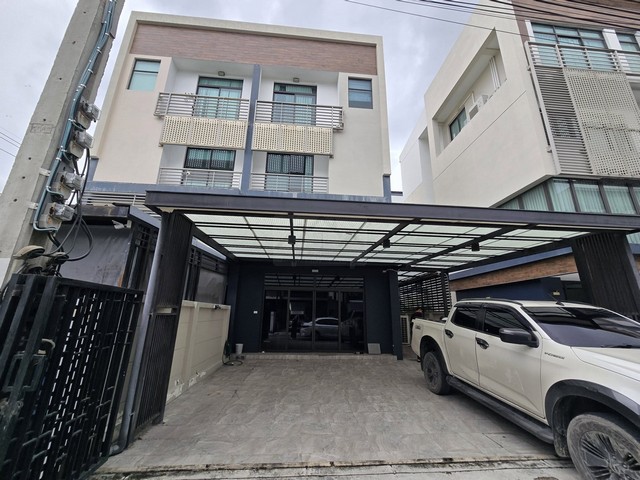 ให้เช่าโฮมออฟฟิศ 3.5 ชั้น โครงการ DISTRICT ดิสทริค เอกมัย-รามอินทรา (รามอินทรา 40) ทำเลดีย่านเลียบด่วน