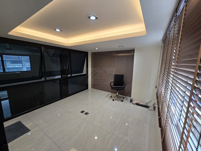 ให้เช่าโฮมออฟฟิศ 3.5 ชั้น โครงการ DISTRICT ดิสทริค เอกมัย-รามอินทรา (รามอินทรา 40) ทำเลดีย่านเลียบด่วน