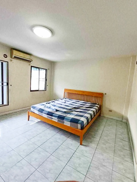 ARL หัวหมาก 700 ม.เดอะไนน์ เซ็นเตอร์ พระราม 9​ 654 ม.ให้เช่าทาวน์เฮ้าส์ 3 ชั้น สวนหลวง 242 ต.ร.ม. บ้านกลาง พระราม 9  พร้อมเฟอร์ฯ 3 นอน